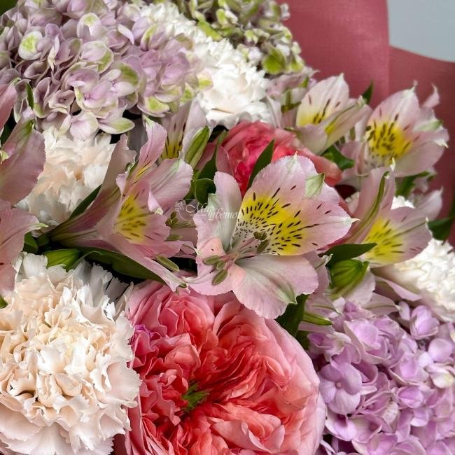 Букет с диантусами «Полет»