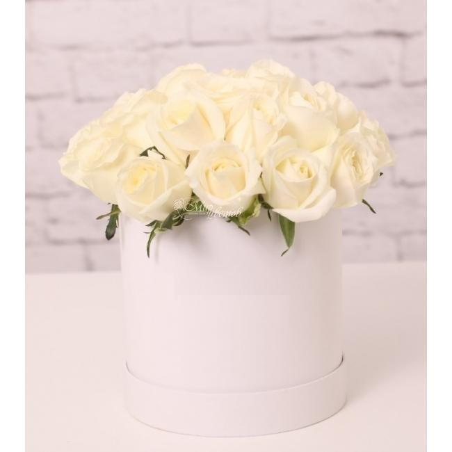 Композиция в шляпной коробке «Белая классика»