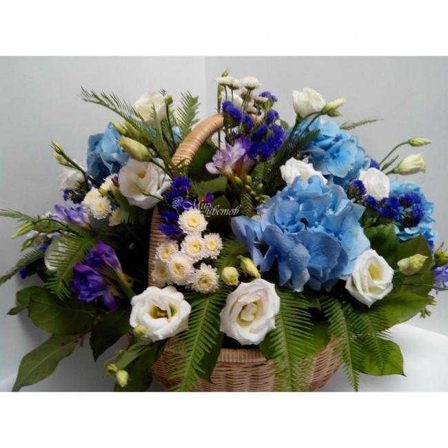 Композиция в корзине Голубое сияние