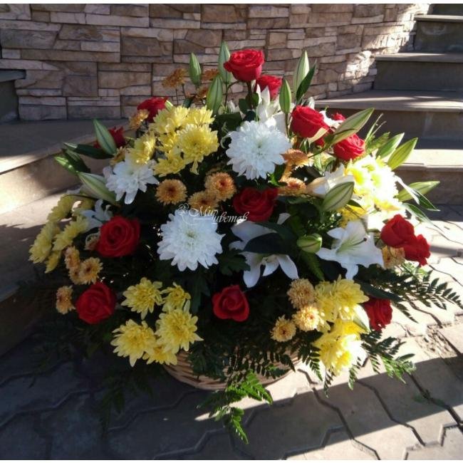 Корзина с цветами Для отличного настроения