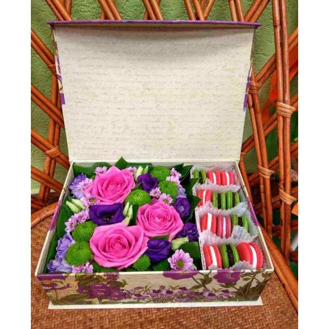 Композиция в коробке с макарунами «Радость»