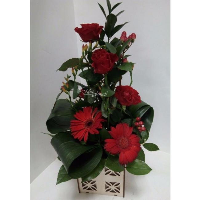 Композиция с розами и герберами «Бордо»