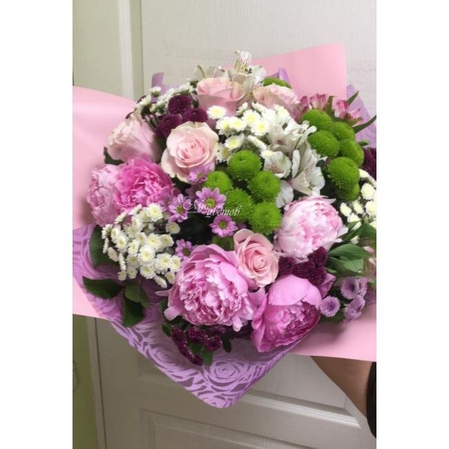 Сборный букет с пионами «Пленительный аромат»